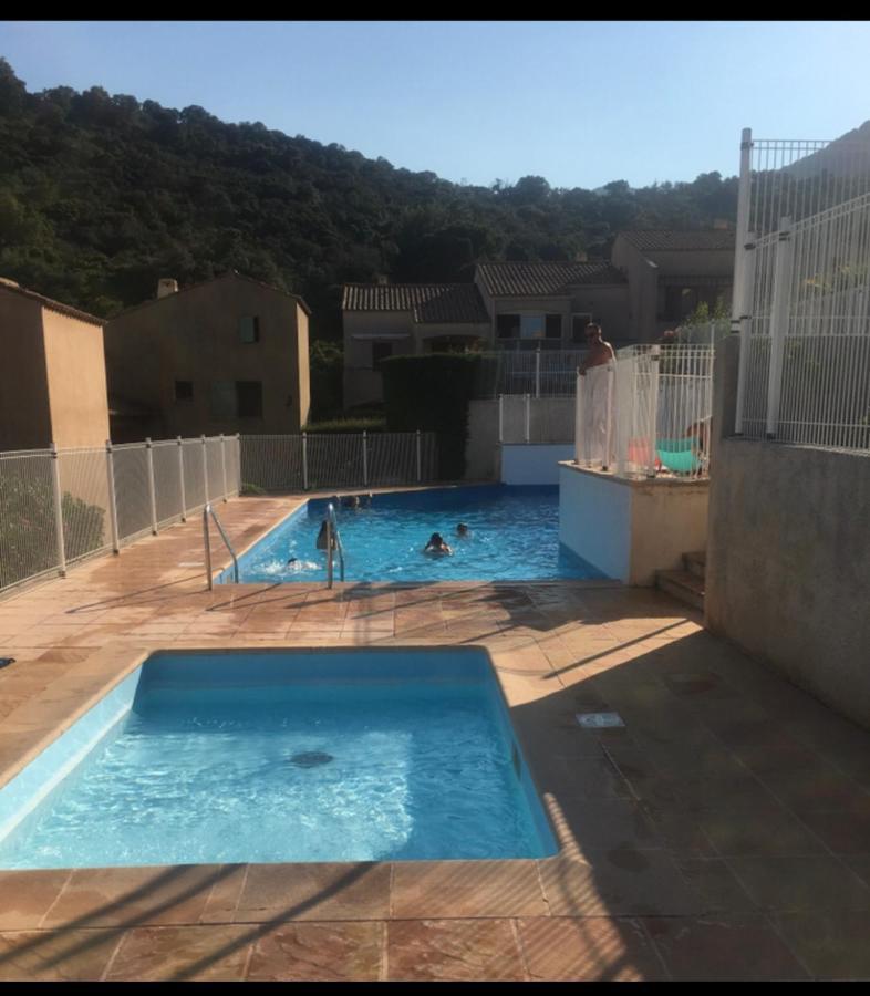 Cavalaire Vue Mer Au Loin Maisonnette Tout Equipee Pour 4 Personnes Avec Piscine Clim Wifi Velos Tv Barbecues エクステリア 写真