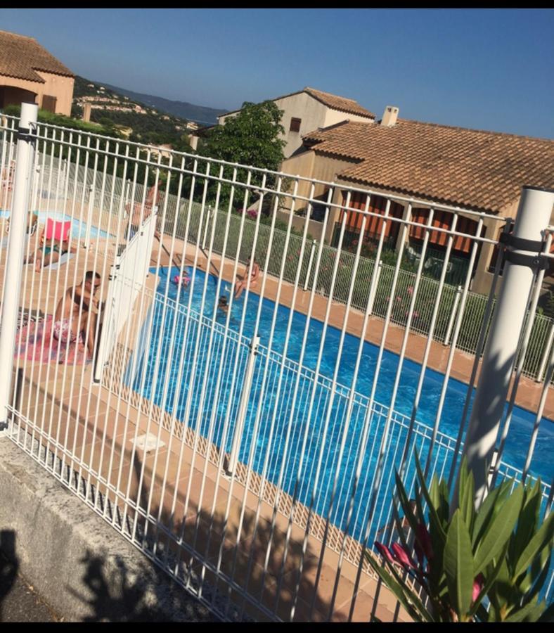 Cavalaire Vue Mer Au Loin Maisonnette Tout Equipee Pour 4 Personnes Avec Piscine Clim Wifi Velos Tv Barbecues エクステリア 写真