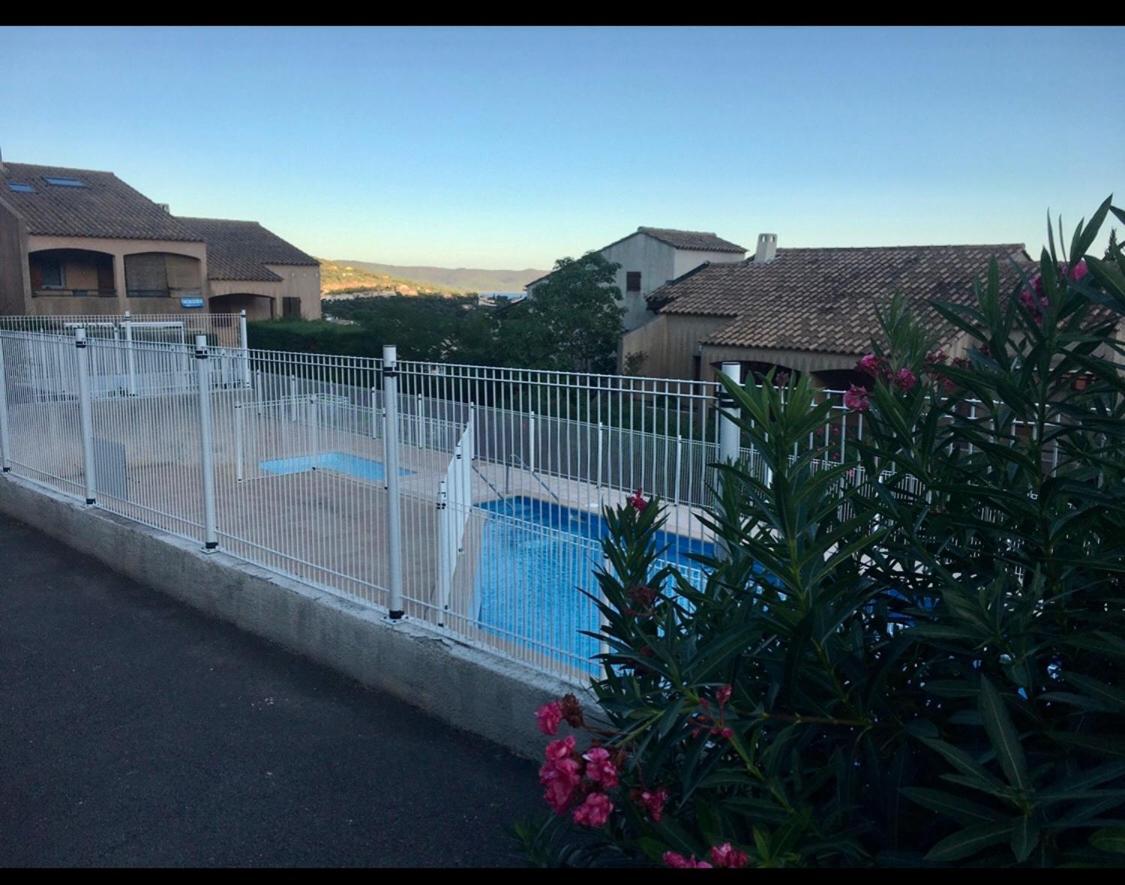 Cavalaire Vue Mer Au Loin Maisonnette Tout Equipee Pour 4 Personnes Avec Piscine Clim Wifi Velos Tv Barbecues エクステリア 写真