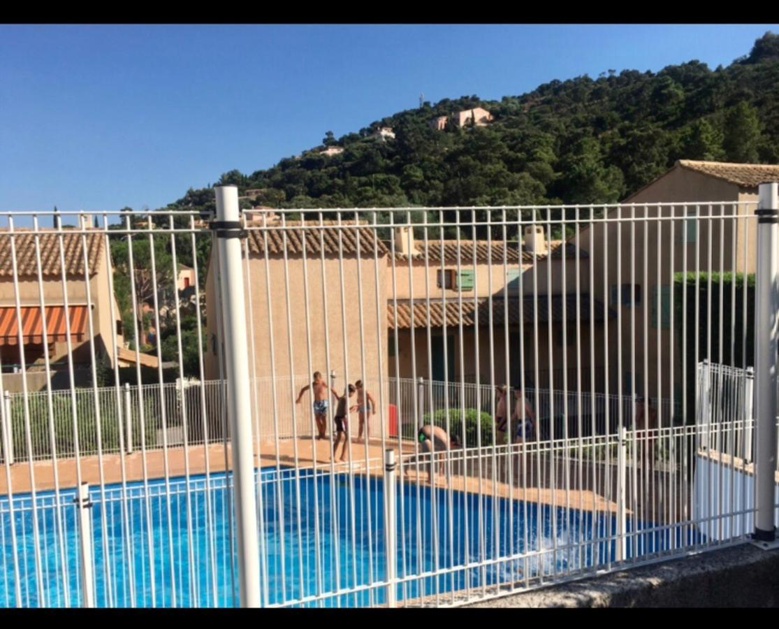 Cavalaire Vue Mer Au Loin Maisonnette Tout Equipee Pour 4 Personnes Avec Piscine Clim Wifi Velos Tv Barbecues エクステリア 写真