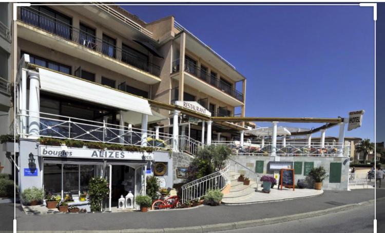 Cavalaire Vue Mer Au Loin Maisonnette Tout Equipee Pour 4 Personnes Avec Piscine Clim Wifi Velos Tv Barbecues エクステリア 写真