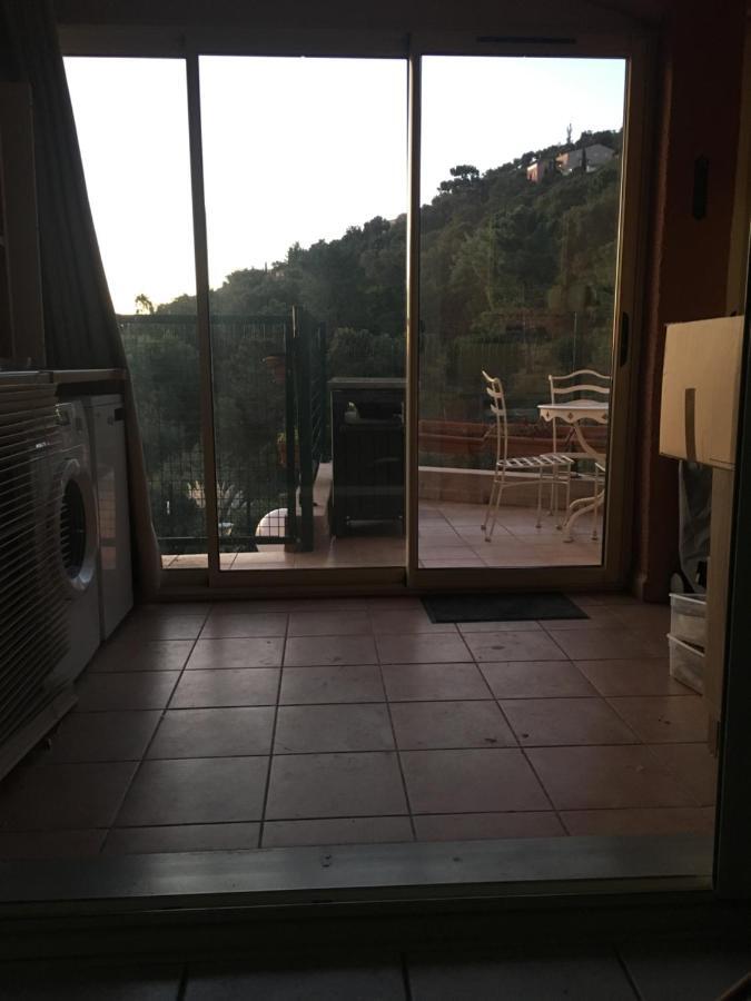 Cavalaire Vue Mer Au Loin Maisonnette Tout Equipee Pour 4 Personnes Avec Piscine Clim Wifi Velos Tv Barbecues エクステリア 写真