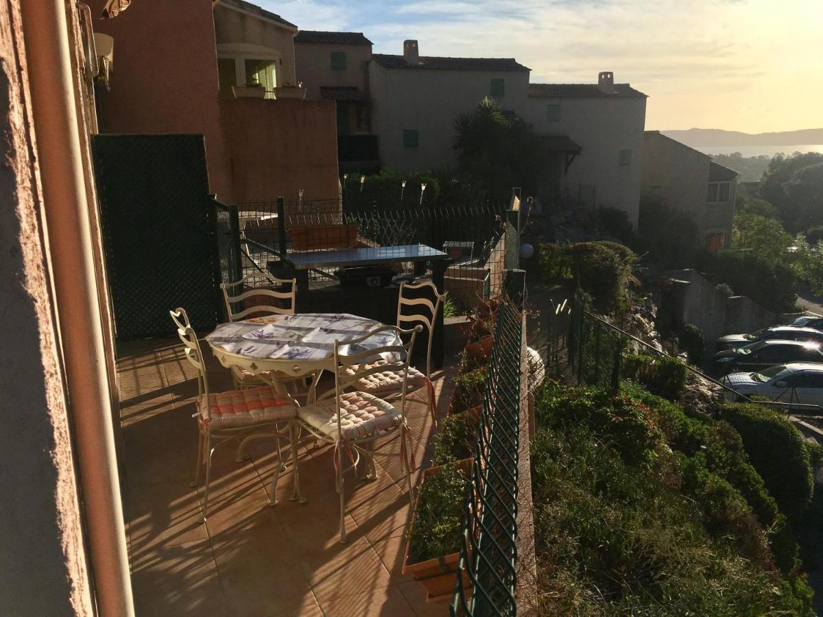 Cavalaire Vue Mer Au Loin Maisonnette Tout Equipee Pour 4 Personnes Avec Piscine Clim Wifi Velos Tv Barbecues エクステリア 写真